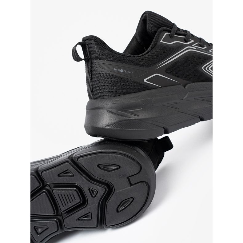 Shelvt Lätt svarta sportskor på en tjock McArthur -sula 2