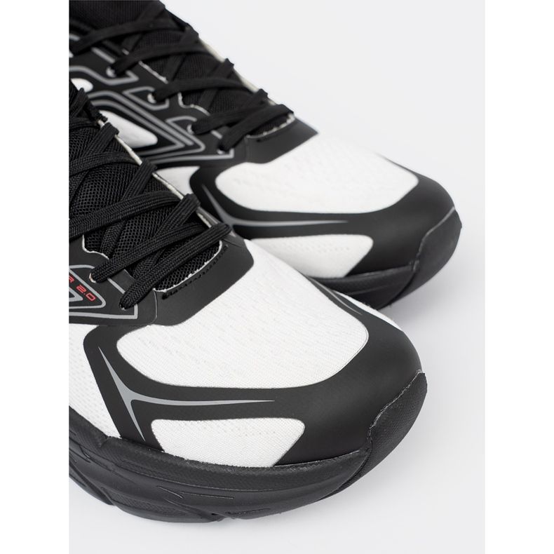 Shelvt Bekväma vita och svarta sportskor med en nätstruktur McArthur 1