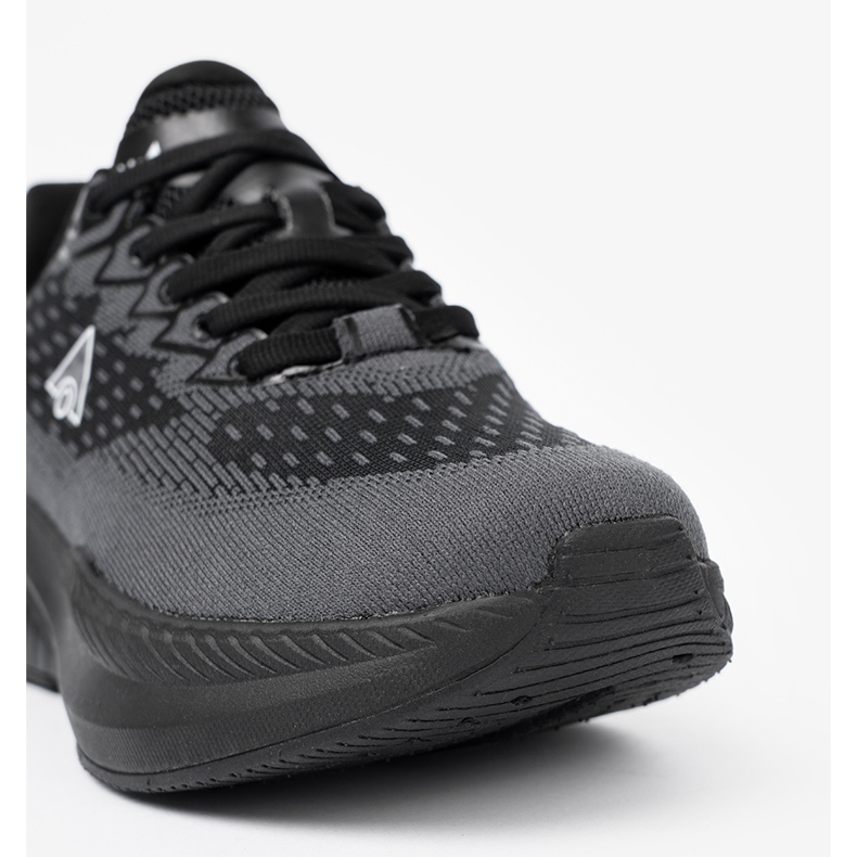 Shelvt Lätt svarta sneakers med en andningsbar McArthur -övre 1