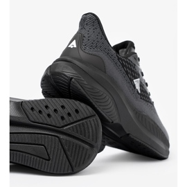 Shelvt Lätt svarta sneakers med en andningsbar McArthur -övre 2