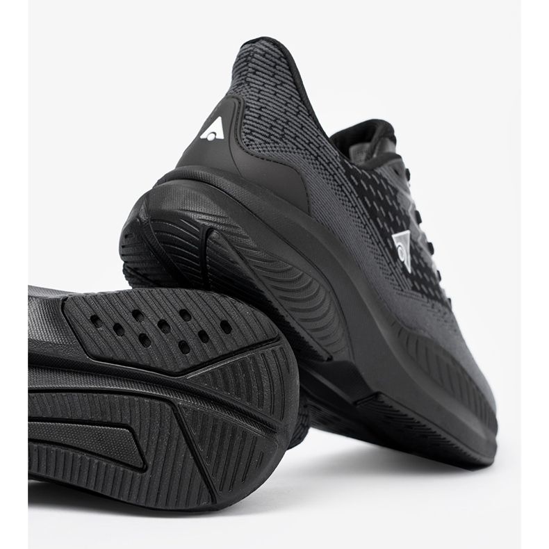 Shelvt Lätt svarta sneakers med en andningsbar McArthur -övre 2