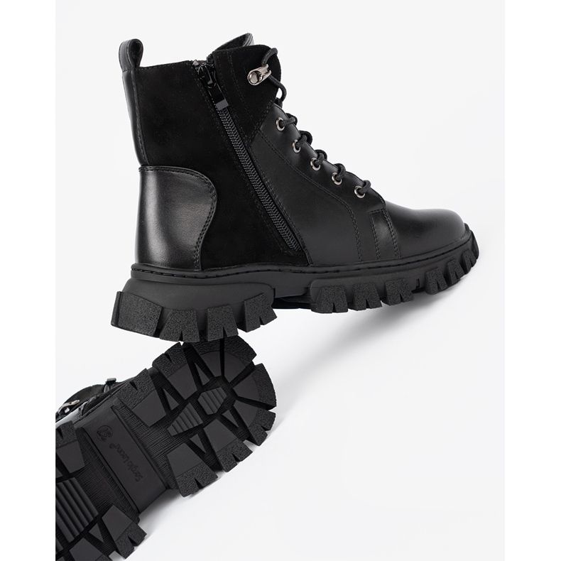 Svarta stövlar med en massiv sula och Sergio Leone -skjutreglage 1