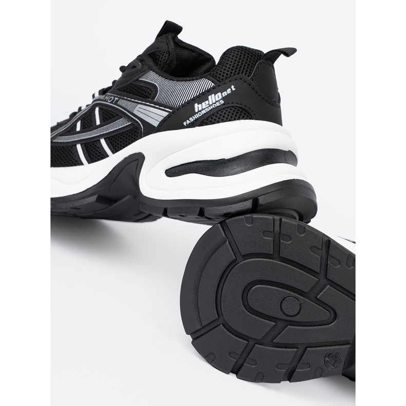 Shelvt Svarta sneakers med en andningsbar övre och en massiv vit sula 1