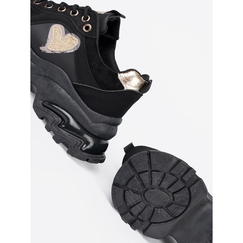 Shelvt Svarta sneakers med ett dekorativt gyllene hjärta 1