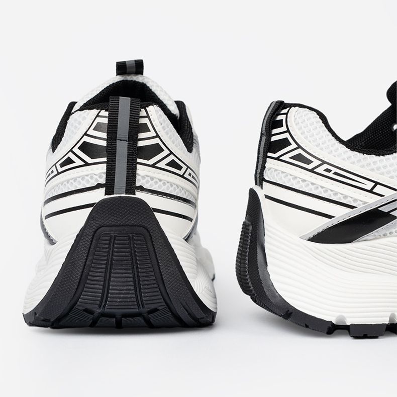 Shelvt Vita och vita bekväma sneakers med ett nät 1