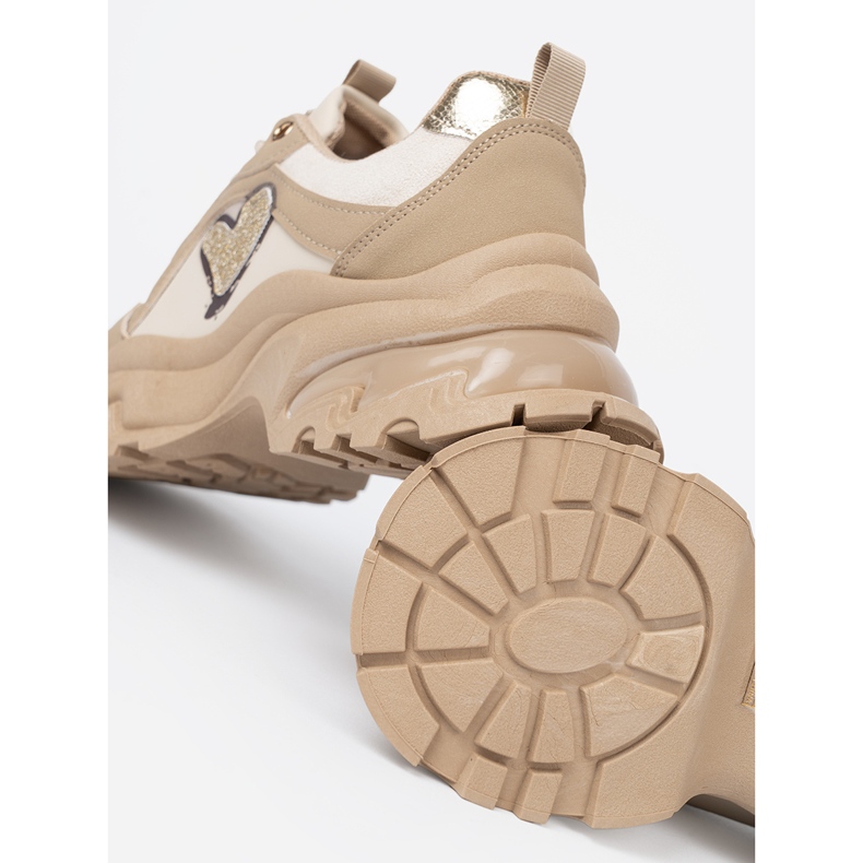 Shelvt Beige sneakers med ett dekorativt gyllene hjärta 1