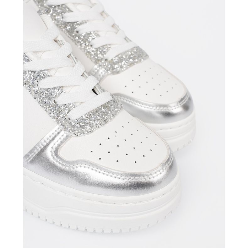 Shelvt Vita och silver sneakers med skimrande detaljer mångfärgad 1