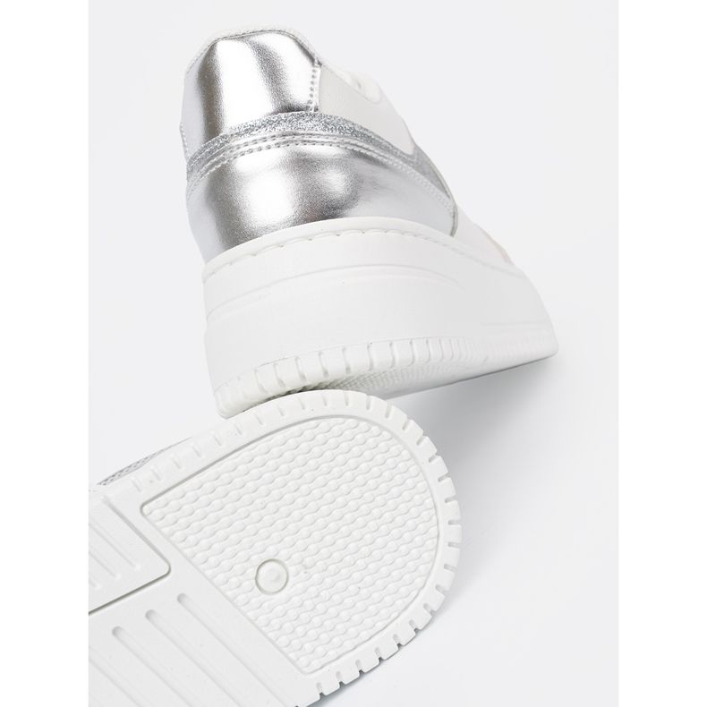 Shelvt Vita och silver sneakers med skimrande detaljer mångfärgad 2