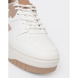 Shelvt Vita och beige sneakers på plattformen 1