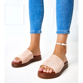 Rosa tofflor med genombruten ovandel från Idabel 1