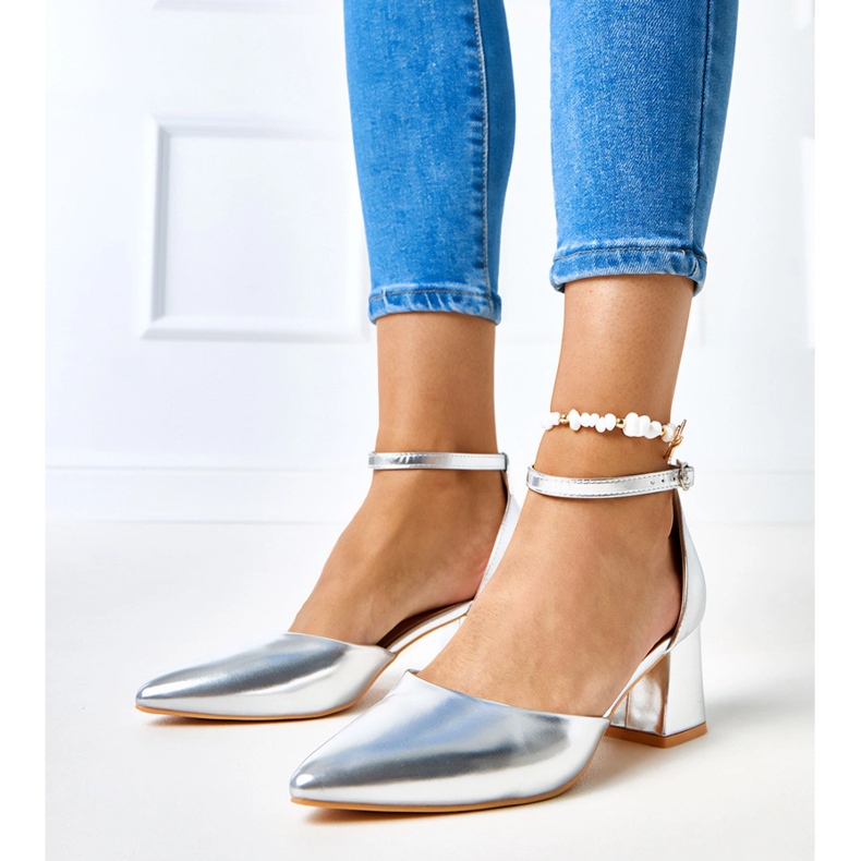 Silverpumpar på stolpen fäst med keris kuber silver- 1