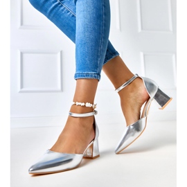 Silverpumpar på stolpen fäst med keris kuber 2