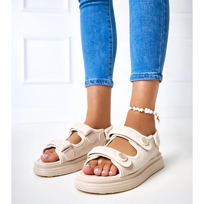 Beige sandaler med justerbara skäggbälten 1