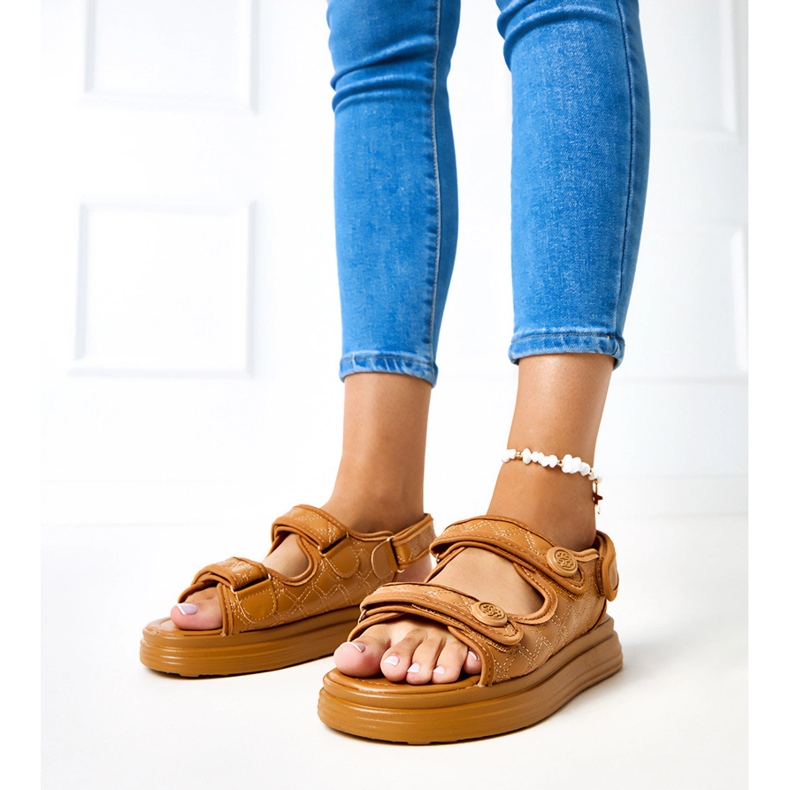 Bruna sandaler med justerbara skäggbälten 1