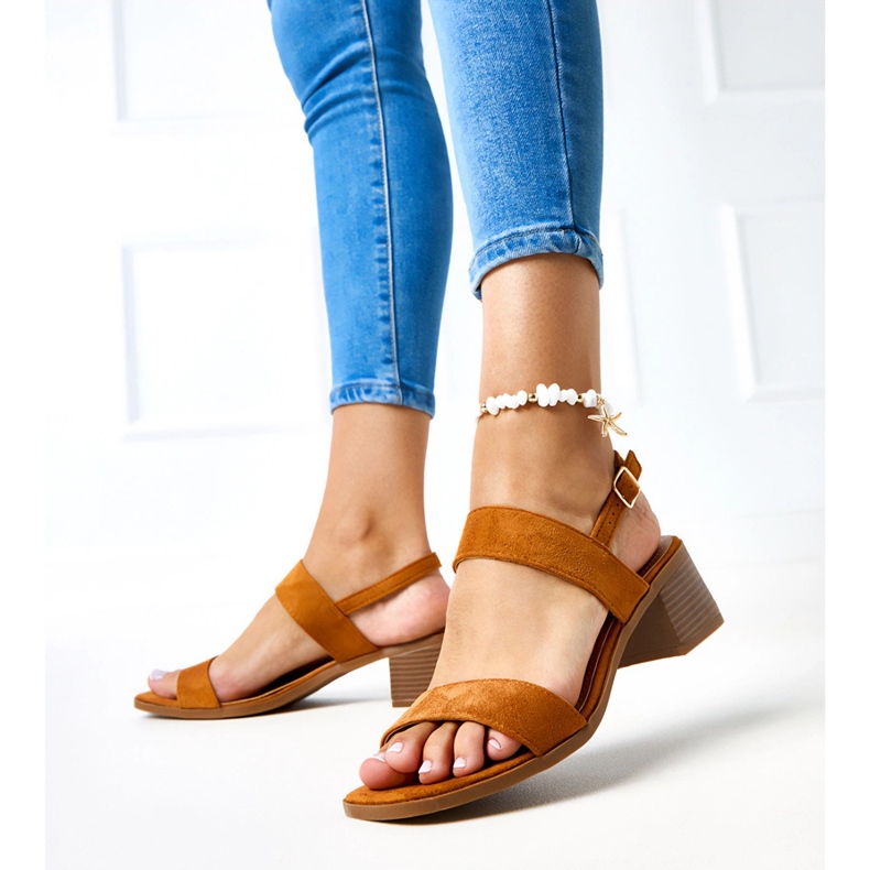 Bruna sandaler på Yakota Post 1