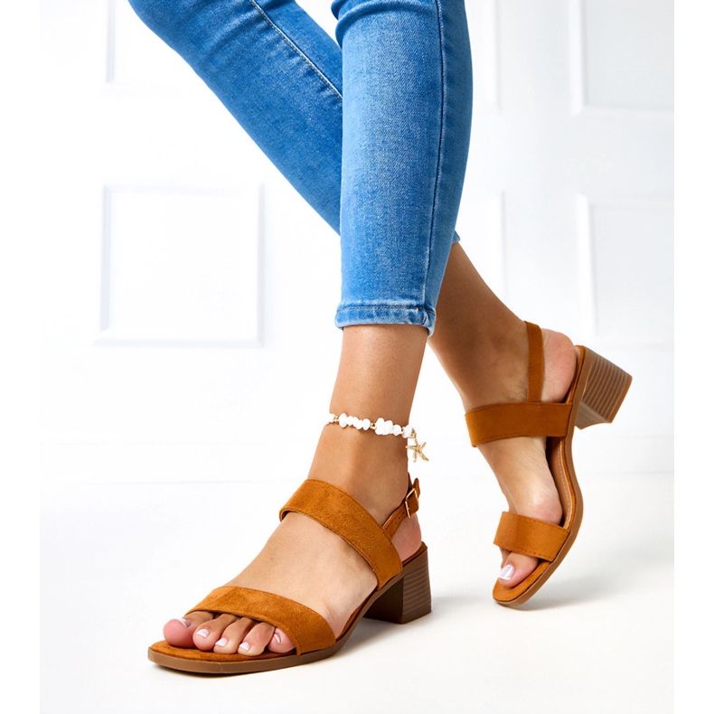 Bruna sandaler på Yakota Post 2