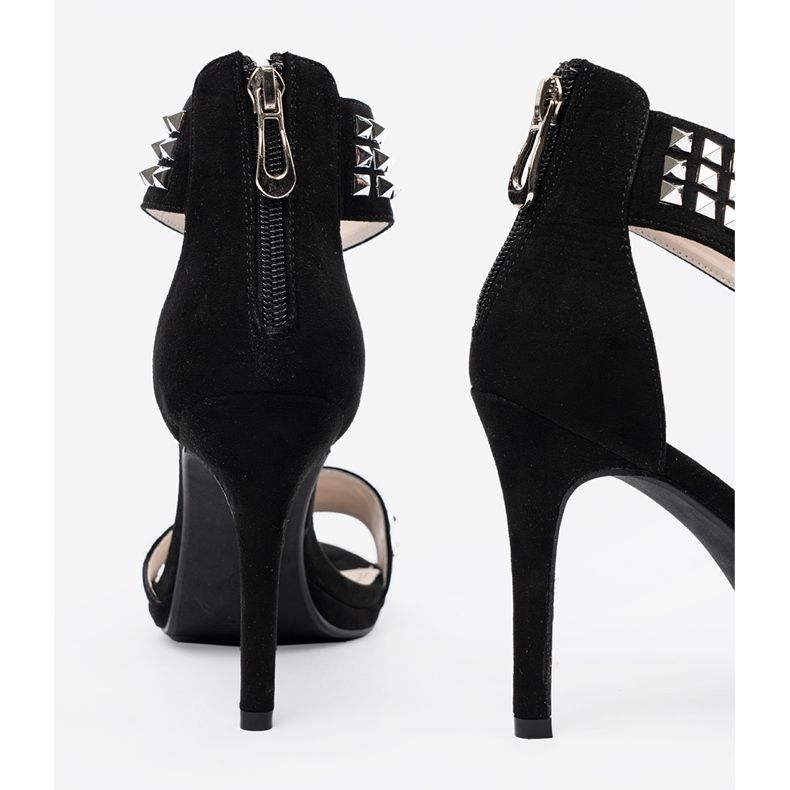 Shelvt Sandaler på en svart stift med zirkoner 1