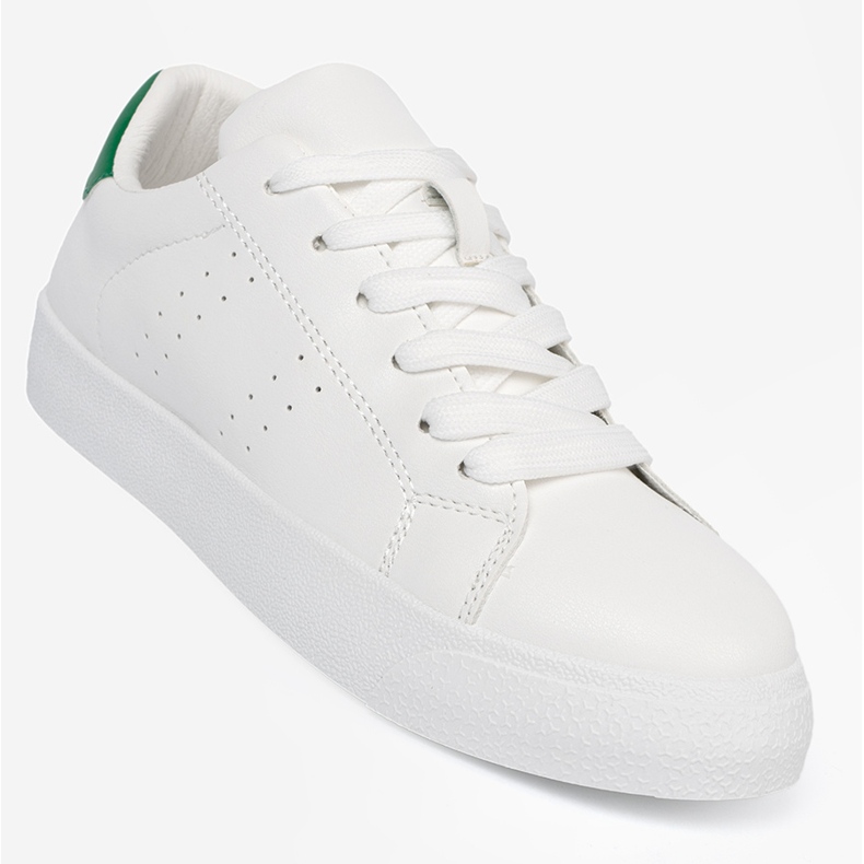 Shelvt Klassiska vita sneakers med en grön accent 1