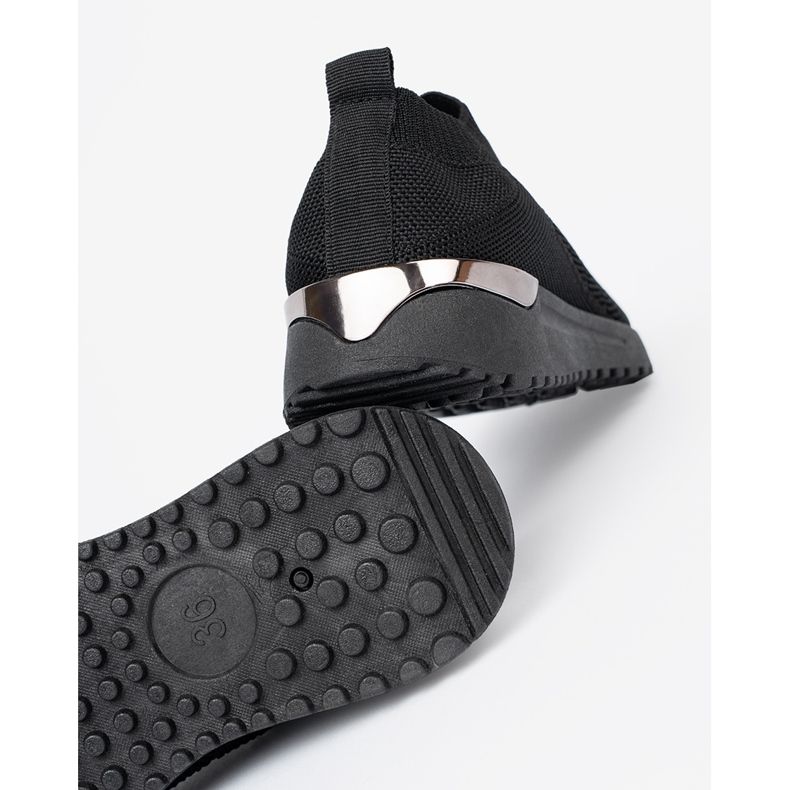 Shelvt Svart slip-on sportskor med en mesh övre delen 1