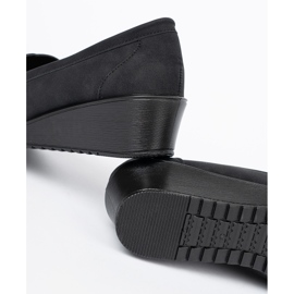 Shelvt Svarta kilskor med en prydnad 1