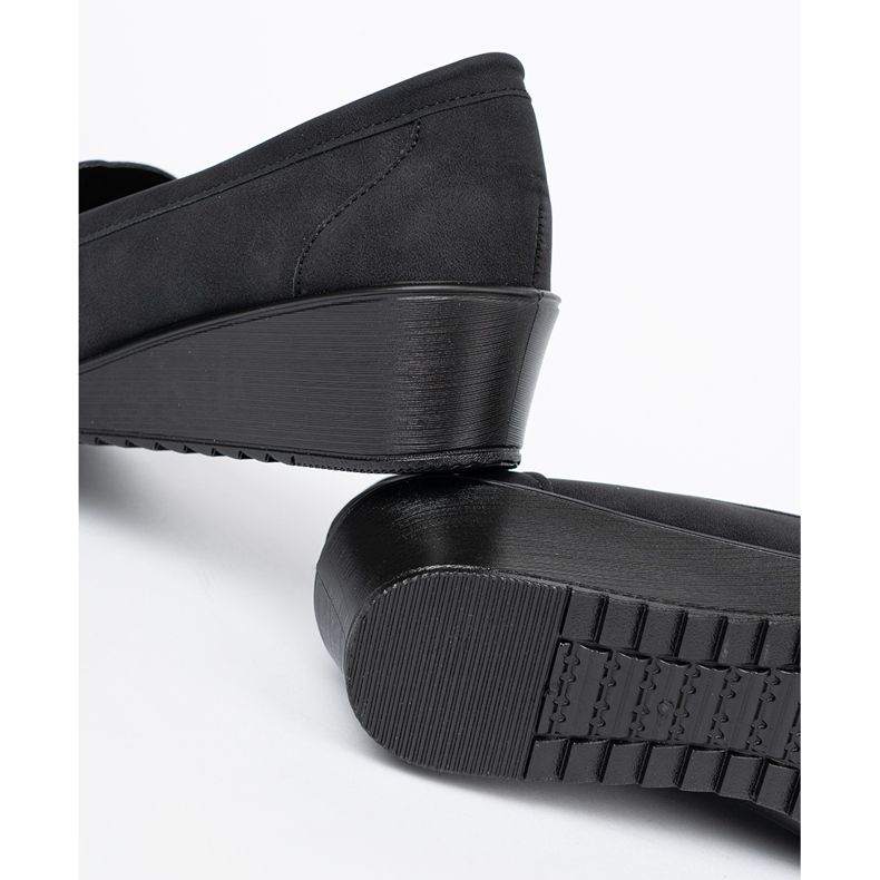 Shelvt Svarta kilskor med en prydnad 1