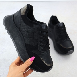 Skor isolerade på Black Big Star SS274007 -plattformen 1