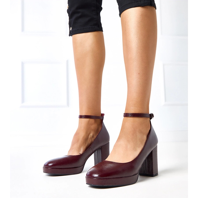 Bourgogne -pumpar lackade på en massiv batuma -post röd 1