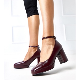 Bourgogne -pumpar lackade på en massiv batuma -post röd 2