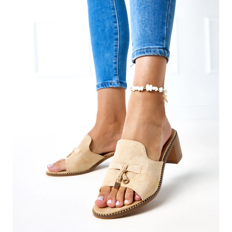 Beige flip -flops på björkprydnaden 2