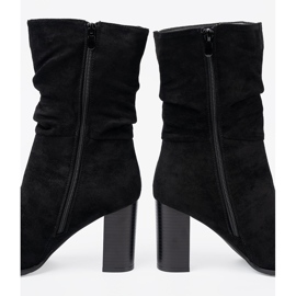 Shelvt Svarta stövlar på stolpen med en skrynklig övre 1