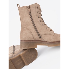 Shelvt Snygga beige arbetare med en rund näsa 1