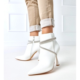 Vita stövlar på en hög häl dekorerad med Fantaro Zircons 1