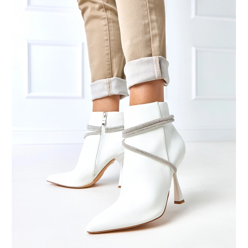 Vita stövlar på en hög häl dekorerad med Fantaro Zircons 1