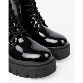 Shelvt Svarta lackerade arbetare på en massiv sula 1