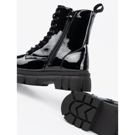 Shelvt Svarta lackerade arbetare på en massiv sula 2