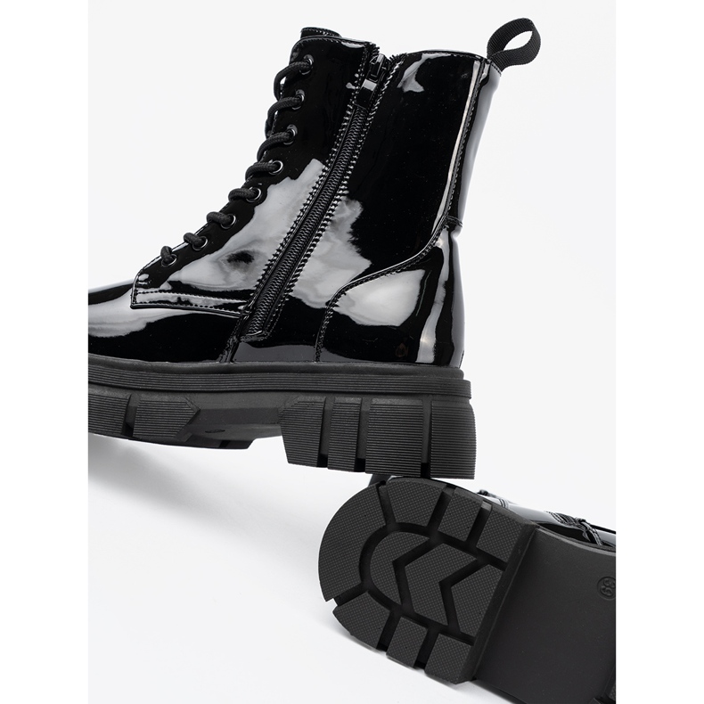 Shelvt Svarta lackerade arbetare på en massiv sula 2