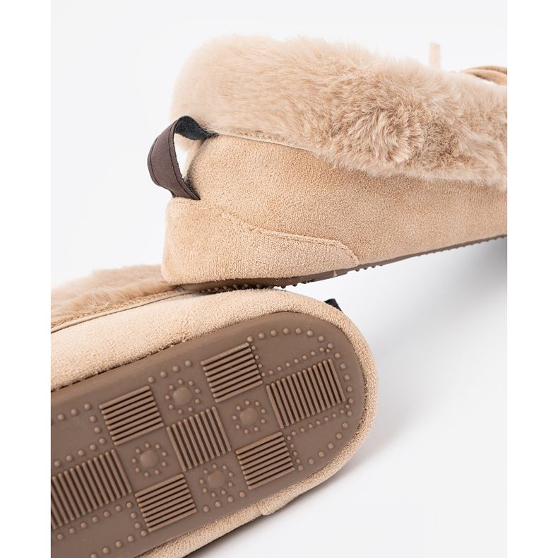 Shelvt Varma beige tofflor som loafers med en båge 1