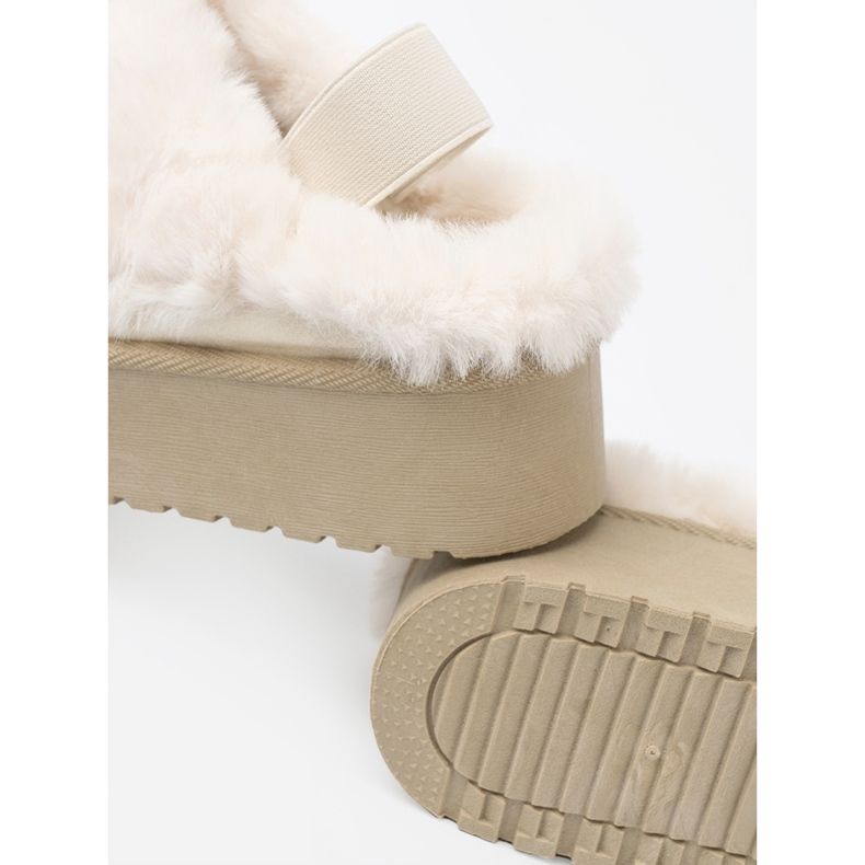 Shelvt Gyllene skor och snöstövlar med vit päls 1