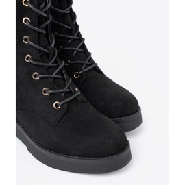 Shelvt Bekväma svarta arbetare på en platt sula 1