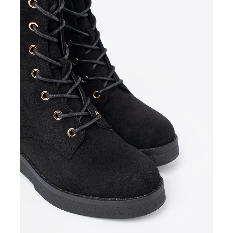 Shelvt Bekväma svarta arbetare på en platt sula 1