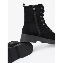 Shelvt Bekväma svarta arbetare på en platt sula 2