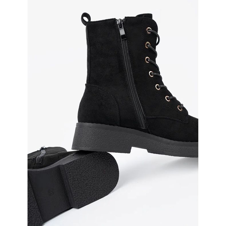 Shelvt Bekväma svarta arbetare på en platt sula 2