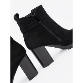 Shelvt Svarta stövlar på stolpen med en dekorativ klämma 1