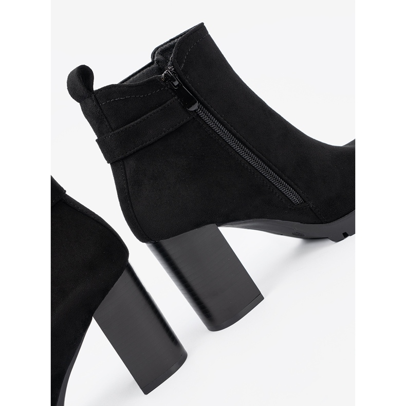 Shelvt Svarta stövlar på stolpen med en dekorativ klämma 1