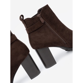 Shelvt Mörkbruna stövlar på stolpen med en dekorativ klämma 1