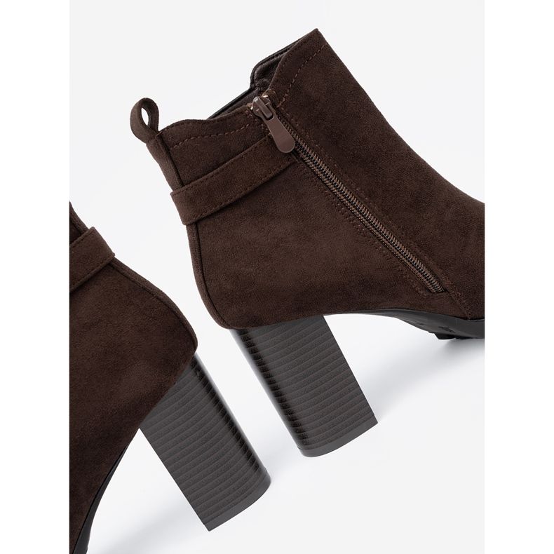 Shelvt Mörkbruna stövlar på stolpen med en dekorativ klämma 1