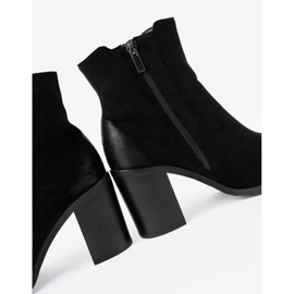 Shelvt Svarta mocka stövlar på en hög pelare isolerad 1