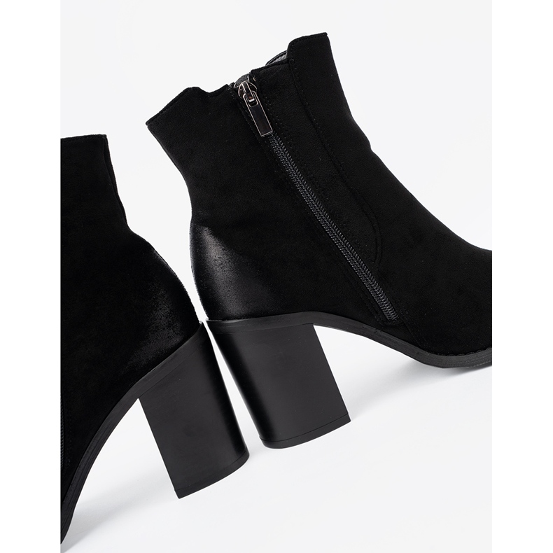 Shelvt Svarta mocka stövlar på en hög pelare isolerad 1