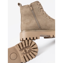 Shelvt Beige arbetare med hjärta och en tjock sula 2