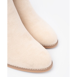 Shelvt Lätt beige stövlar på stolpen med en dekorativ klämma 1